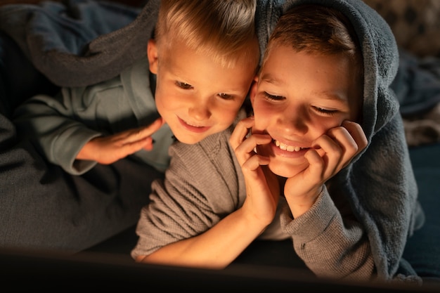 Feche crianças sorridentes com laptop