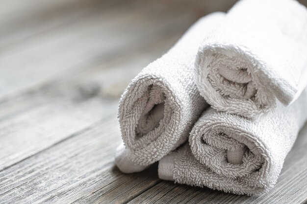 Feche de toalhas de banho enroladas no fundo desfocado. Conceito de saúde e higiene pessoal.