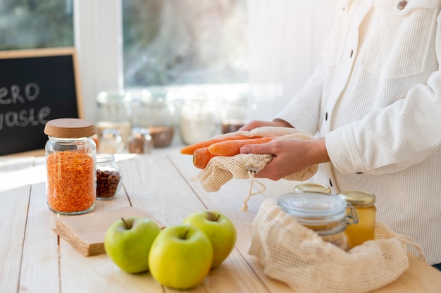 Foto grátis feche em recipientes de alimentos com zero desperdício