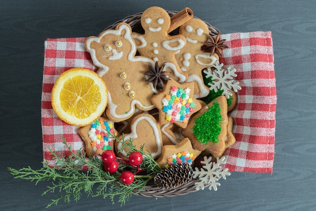 Foto grátis feche foto de biscoitos de natal caseiros.