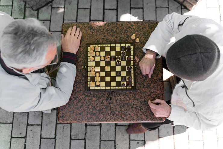 Foto grátis feche homens jogando xadrez juntos, vista de cima