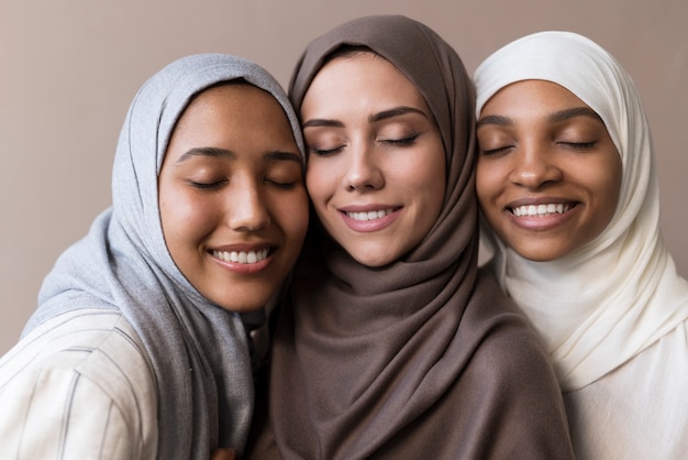 Feche mulheres sorridentes com hijab