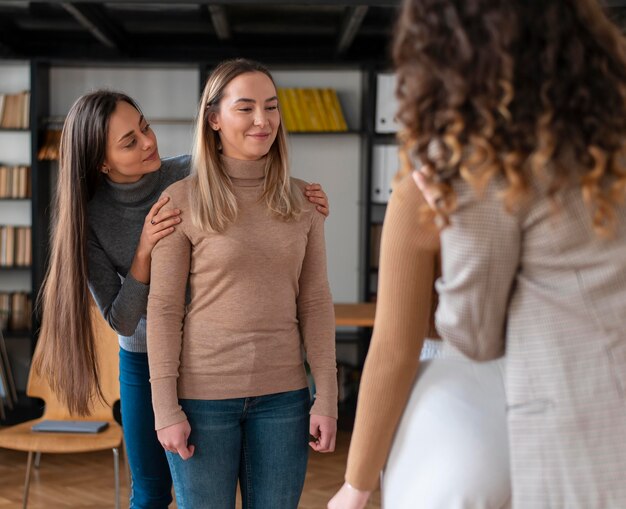 Feche mulheres sorridentes na terapia