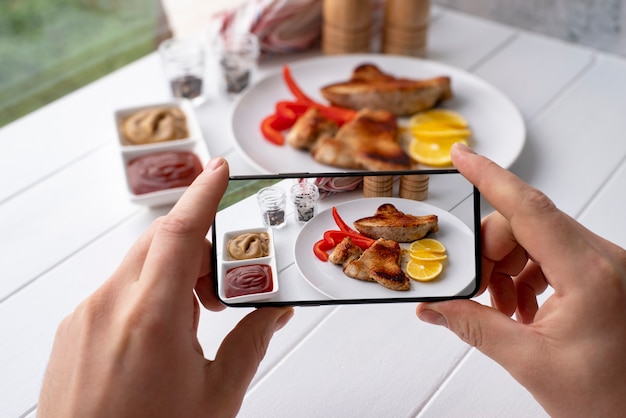 Foto grátis feche o amante da comida tirando fotos da refeição