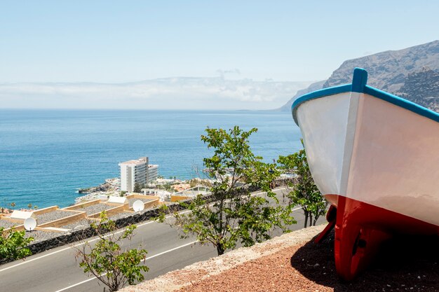 Feche o barco com fundo de ver