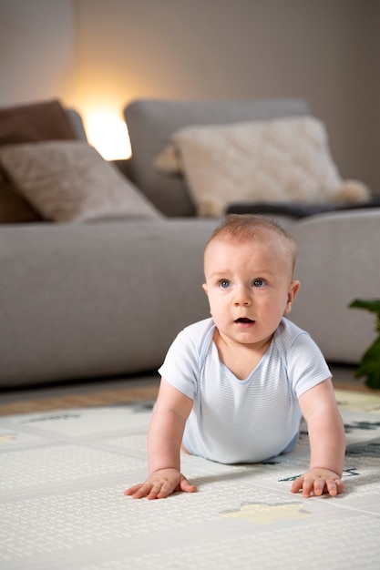 Foto grátis feche o bebê engatinhando e aprendendo a andar