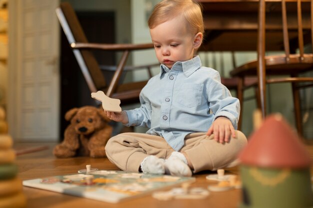 Feche o bebê fofo com brinquedos