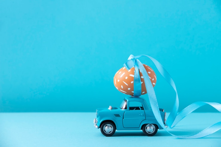 Foto grátis feche o carro de brinquedo com ovos de páscoa