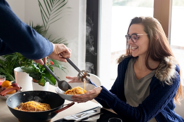 Foto grátis feche o casal com comida em casa