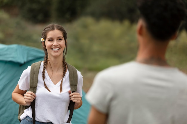 Foto grátis feche o casal feliz na natureza