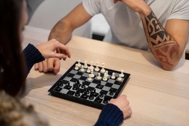 Feche o casal jogando xadrez em casa