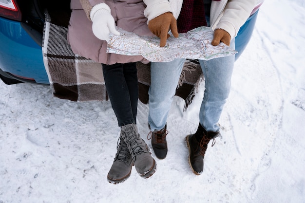 Foto grátis feche o casal segurando o mapa