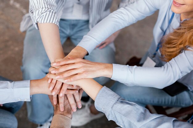 Feche o conceito de terapia de grupo com as mãos