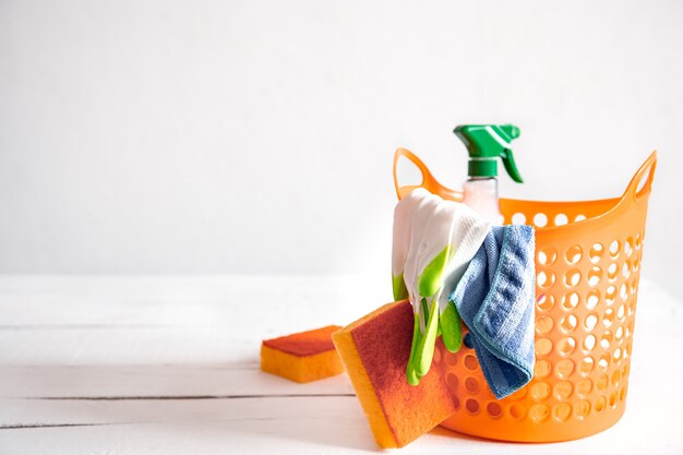 Feche o conjunto de produtos de limpeza domésticos em uma cesta brilhante. Meios para manter a limpeza do fundo
