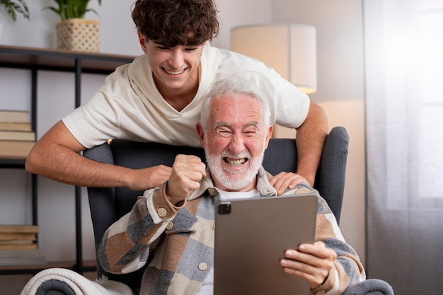 Foto grátis feche o homem e o neto felizes