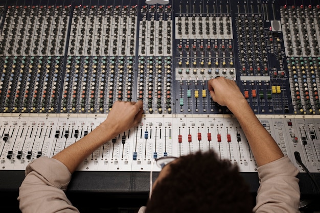 Foto grátis feche o homem fazendo música