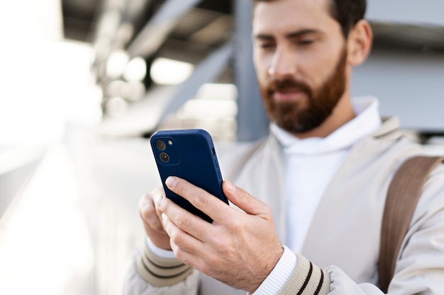 Feche o homem segurando o smartphone