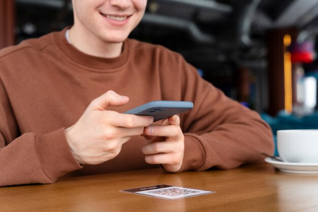 Feche o homem segurando o smartphone