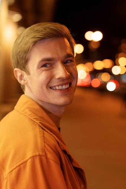 Feche o homem sorridente ao ar livre