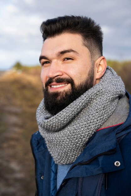 Feche o homem sorridente na natureza