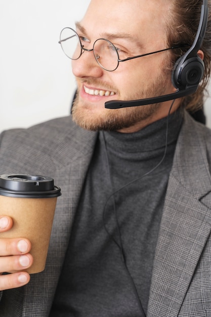 Feche o homem sorridente segurando a xícara