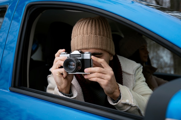 Feche o homem tirando fotos com a câmera