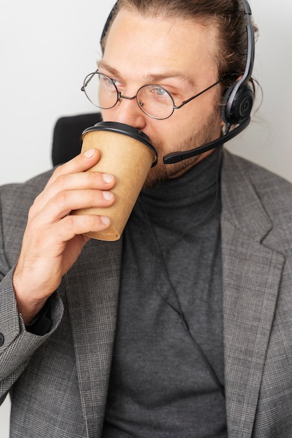 Feche o homem tomando café