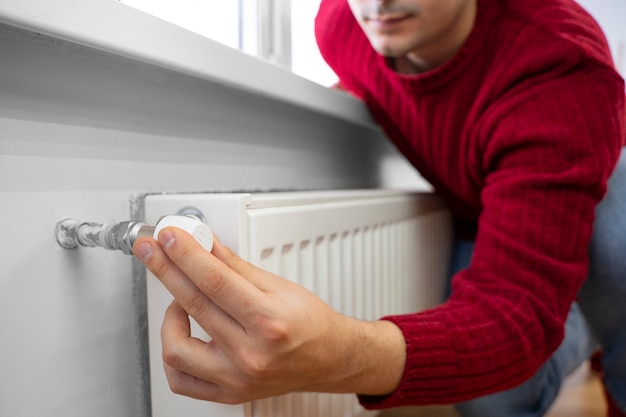 Foto grátis feche o homem usando o interruptor rotativo