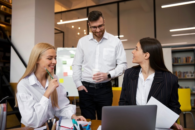 Feche o jovem empresário fazendo estágio