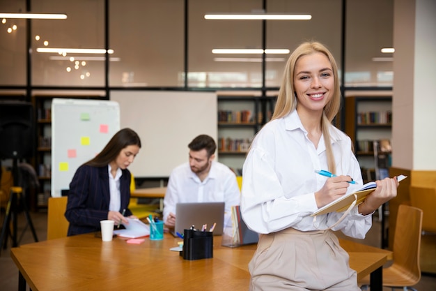 Feche o jovem empresário fazendo estágio