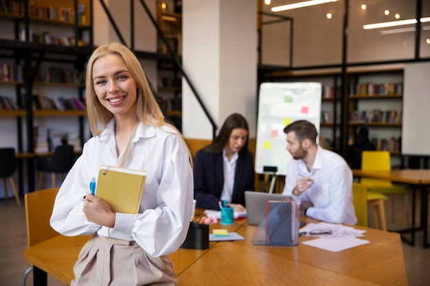 Feche o jovem empresário fazendo estágio