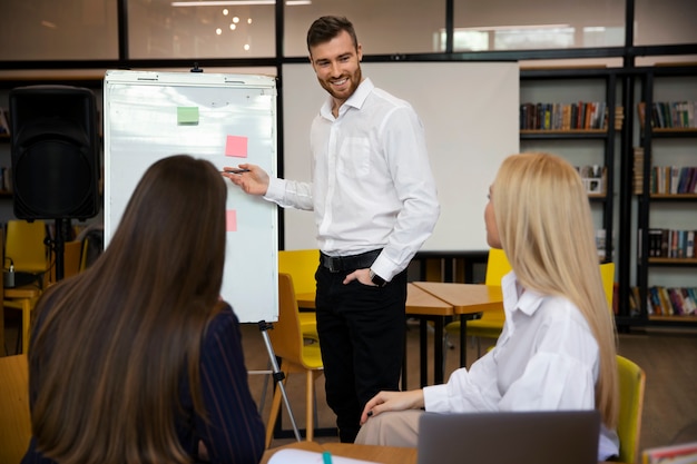 Feche o jovem empresário fazendo estágio