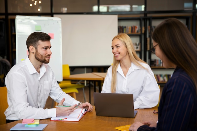 Feche o jovem empresário fazendo estágio