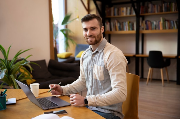 Feche o jovem empresário fazendo estágio