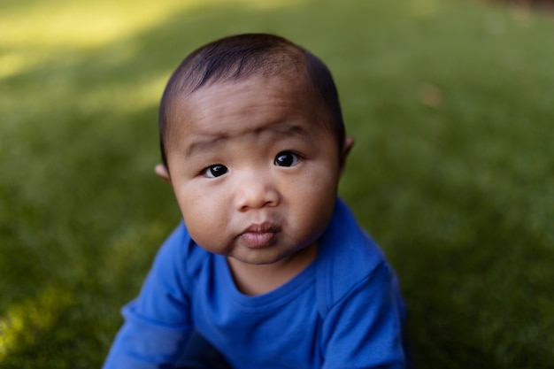 Feche o lindo bebê preto