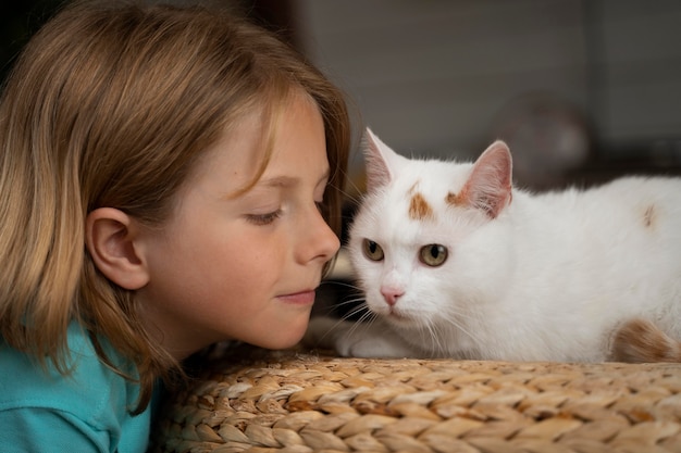 Feche o lindo garoto e gato