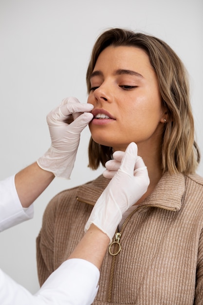 Feche o médico verificando o paciente