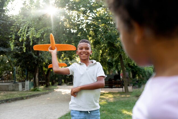 Feche o menino sorridente com o avião