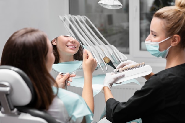 Foto grátis feche o paciente e o dentista na clínica