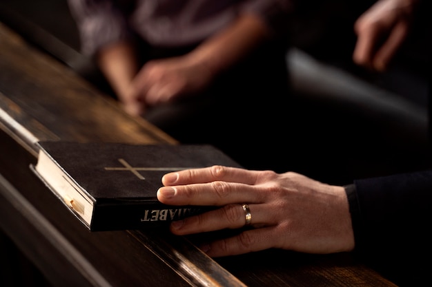 Foto grátis feche o padre lendo a bíblia