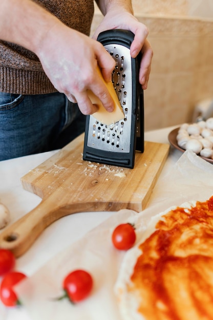 Foto grátis feche o queijo ralando à mão