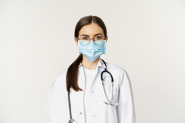 Feche o retrato da equipe médica do hospital em óculos e máscara facial médica parecendo sério...