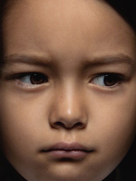 Feche o retrato da menina asiática pequena e emocional. Sessão de fotos altamente detalhada de modelo feminino com pele bem cuidada e expressão facial brilhante. Conceito de emoções humanas. Parece triste, chateado.