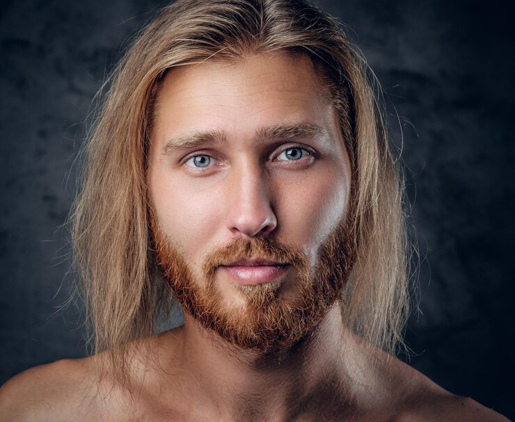 Foto grátis feche o retrato de estúdio de macho barbudo ruivo em fundo cinza.