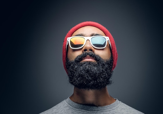 Foto grátis feche o retrato de homem barbudo com cabeça vermelha e brilho colorido em óculos.