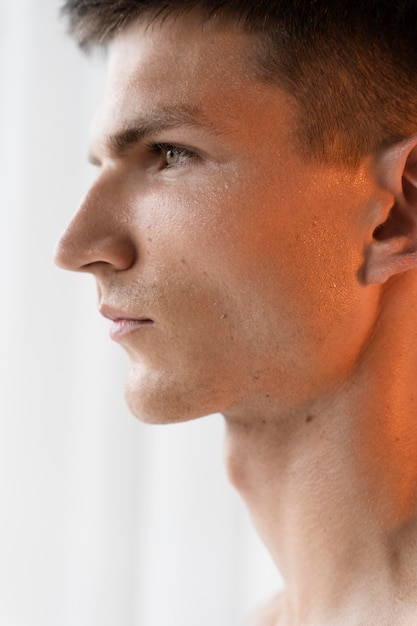 Foto grátis feche o retrato de jovem