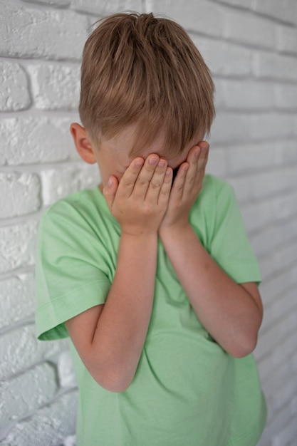 Foto grátis feche o retrato de menino triste