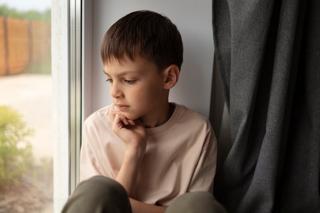 Foto grátis feche o retrato de menino triste