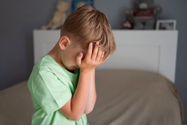 Foto grátis feche o retrato de menino triste