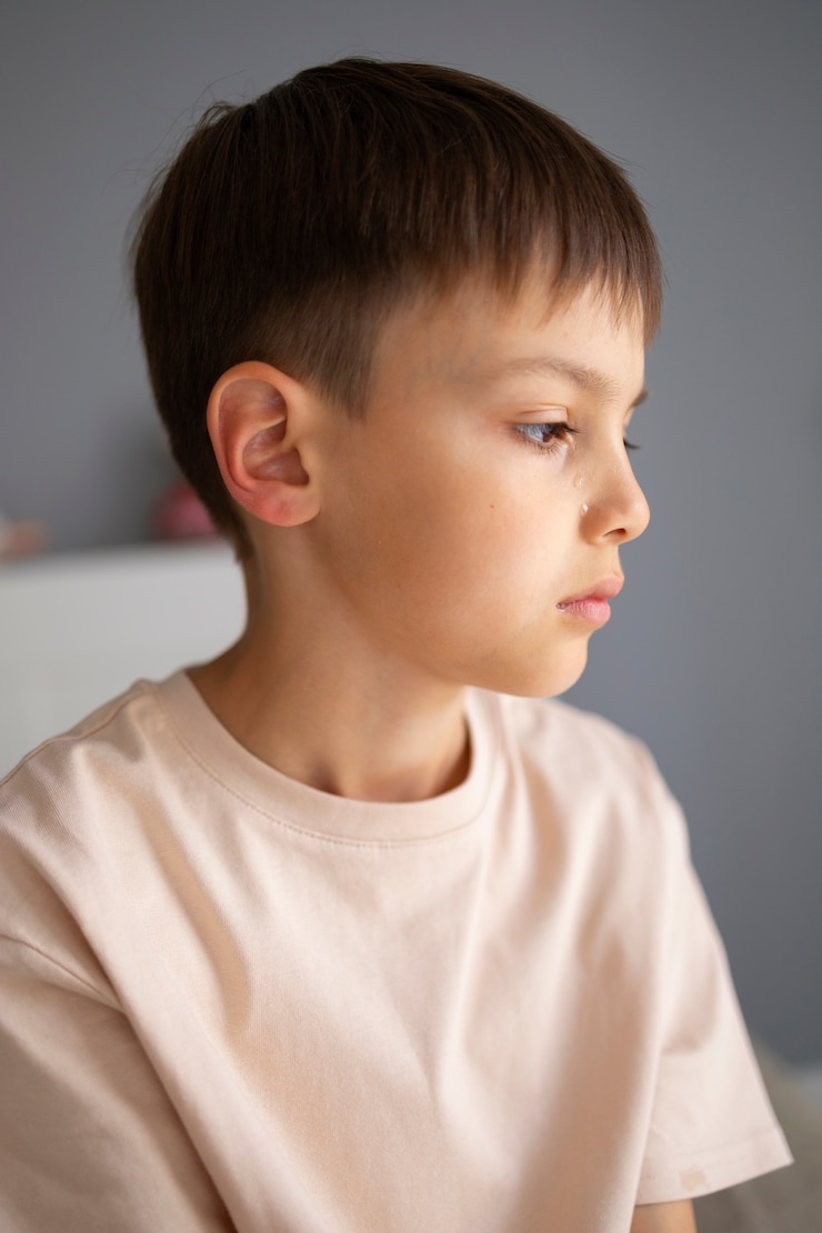 Foto grátis feche o retrato de menino triste